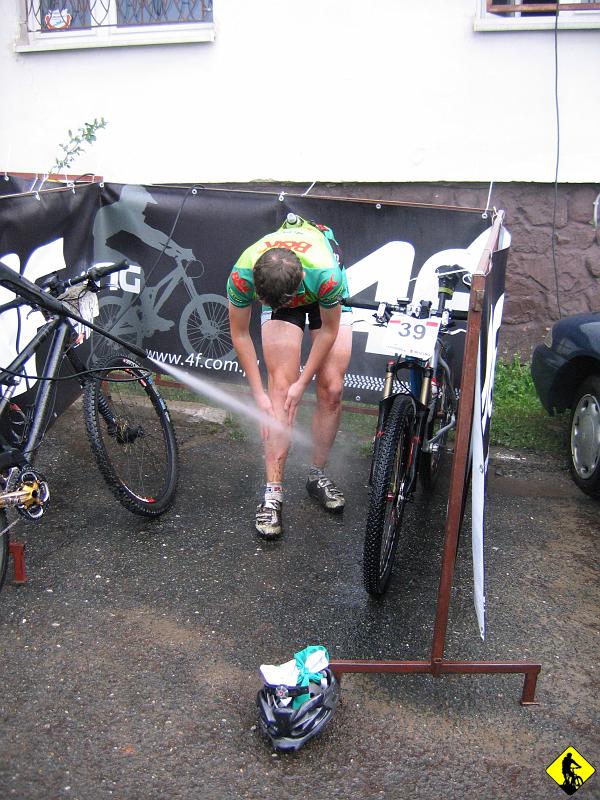 mtb 039.jpg - W sumie każdy dojechał i to się liczy. Każdy z nas był bardzo zadowolony z trasy. Byłoby super, gdyby na trasę można było startować od godziny powiedzmy 9tej do godz powiedzmy 11tej(wszyscy, bez podziału na Giga czy Mega). To dałoby dużo mniejszy tłok na trasie (dla mnie zjazdach!) i każdy mógłby dostosować taktykę do swoich potrzeb. Ja gdybym wiedział, że czas zacznie liczyć dopiero po przekroczeniu bramki to poczekałbym jeszcze z 30-45min by mieć spokój na pierwszych kilometrach. No nic. Teraz czeka nas maraton w Szczawnicy!